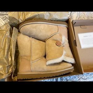UGG Australia Bailey Button beige